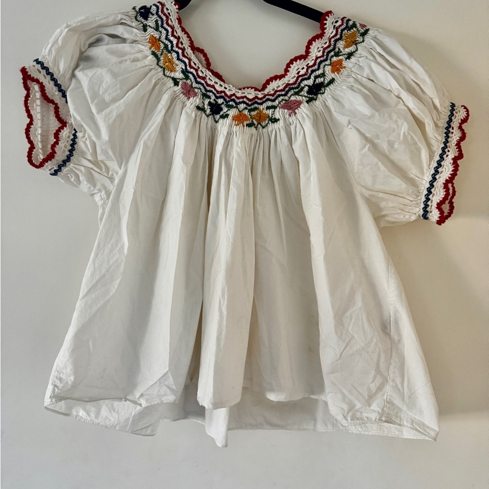 Doen White Blouse with Multicolor Embroidery